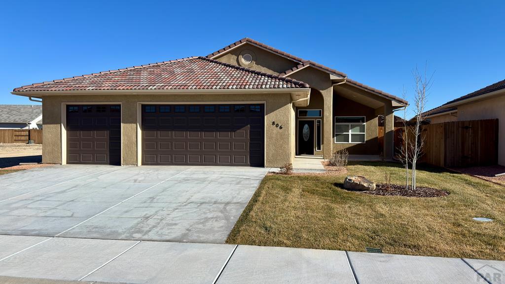 Photo 1 of 22 — 806 Thorncrest Dr, Pueblo, CO 81005