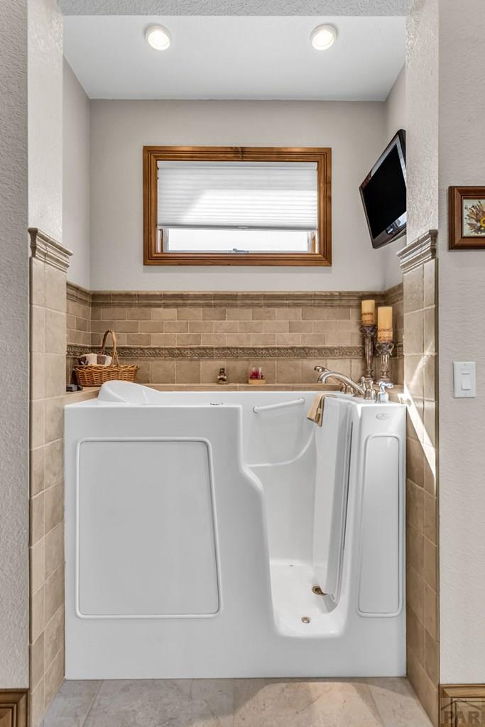 Pueblo, Colorado, 81001, United States, 4 Bedrooms Bedrooms, ,5 BathroomsBathrooms,Residential,Active,2038156