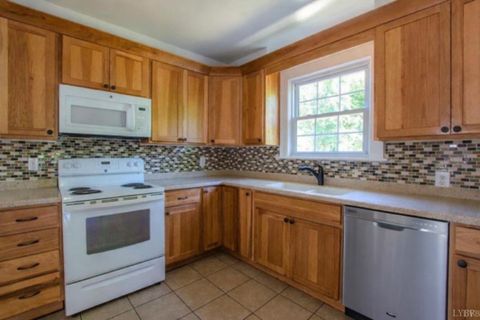 Tiny photo for 200 Warren Avenue, Lynchburg, VA 24501 (MLS # 365049)