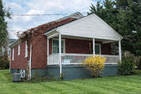 Photo of 200 Warren Avenue, Lynchburg, VA 24501 (MLS # 365049)