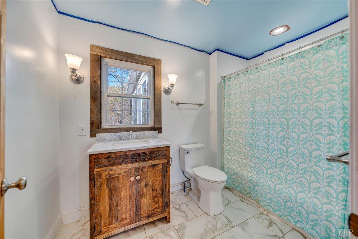 Big Island, Virginia 24526, United States, 2 Bedrooms Bedrooms, ,1 BathroomBathrooms,Residential,Pending,241384