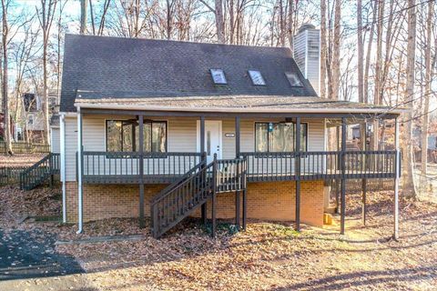 Photo of 103 colonial Court, Lynchburg, VA 24551 (MLS # 363274)