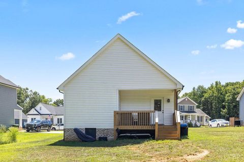 Tiny photo for 403 North Ave, Appomattox, VA 24522 (MLS # 364395)