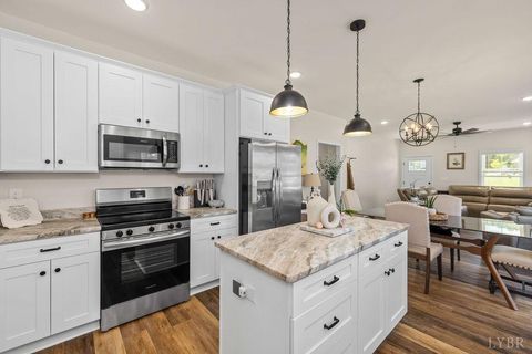 Tiny photo for 403 North Ave, Appomattox, VA 24522 (MLS # 364395)