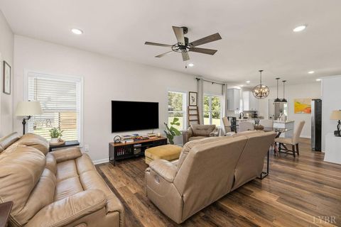 Tiny photo for 403 North Ave, Appomattox, VA 24522 (MLS # 364395)