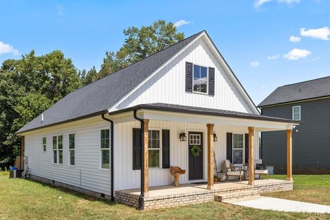 Tiny photo for 403 North Ave, Appomattox, VA 24522 (MLS # 364395)