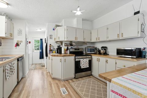 Tiny photo for 221 Cedar Court, Gretna, VA 24557 (MLS # 361609)