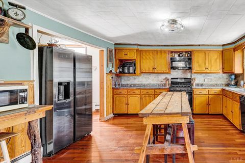Tiny photo for 5215 Kanawha Trail, Covington, VA 24426 (MLS # 366157)