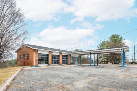 Photo of 4927 S Amherst Highway, Madison Heights, VA 24572 (MLS # 364054)