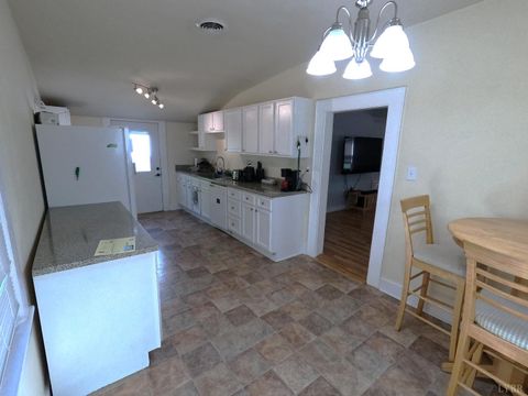 Tiny photo for 932 Bedford Road, Vinton, VA 24179 (MLS # 366091)