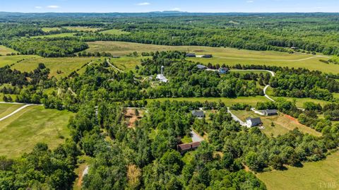 Tiny photo for 1324 Founding Way Road, Bedford, VA 24523 (MLS # 366453)
