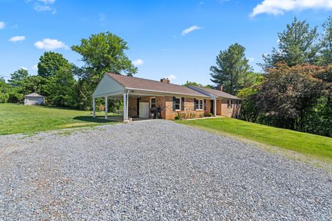 Tiny photo for 1324 Founding Way Road, Bedford, VA 24523 (MLS # 366453)