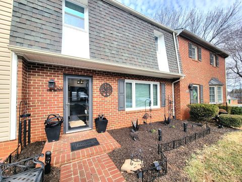 Photo of 1432 Ashbourne Drive, Lynchburg, VA 24501 (MLS # 364513)