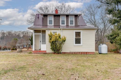 Tiny photo for 201 Seminole Drive, Madison Heights, VA 24572 (MLS # 364543)