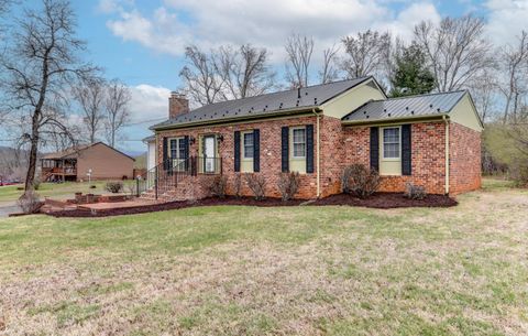 Tiny photo for 586 Kenmore Road, Amherst, VA 24521 (MLS # 365115)