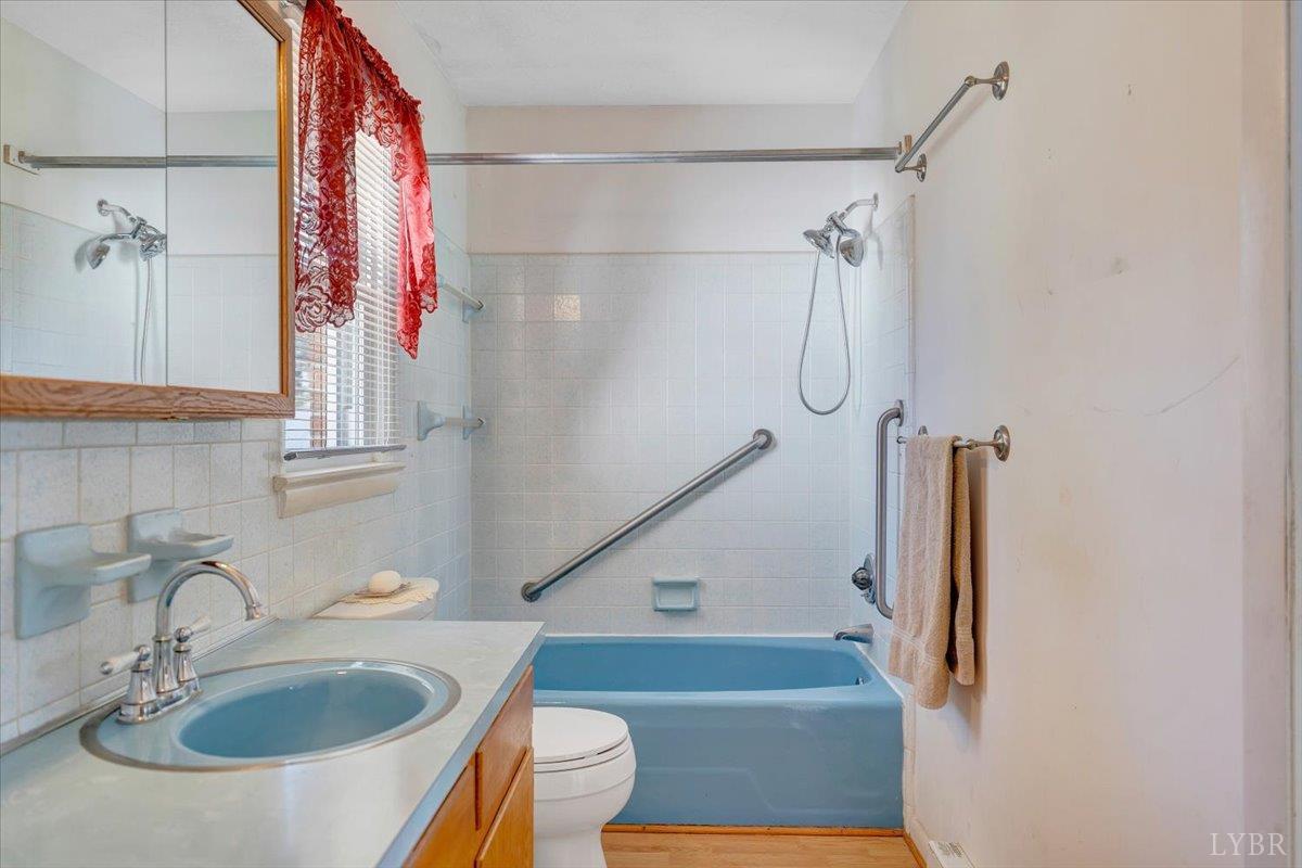 Lynchburg, Virginia 24502, United States, 3 Bedrooms Bedrooms, ,2 BathroomsBathrooms,Residential,Active,245208