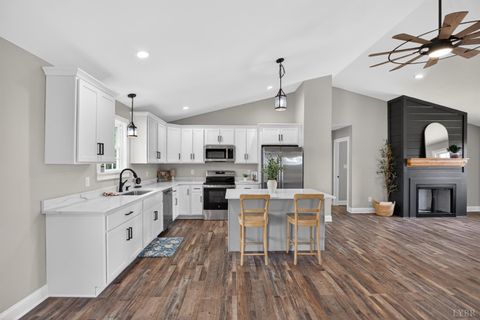 Tiny photo for 140 Stoney Creek, Madison Heights, VA 24572 (MLS # 365801)