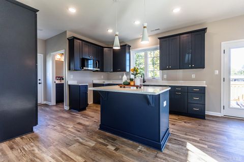 Tiny photo for 413 North Avenue, Appomattox, VA 24522 (MLS # 363111)