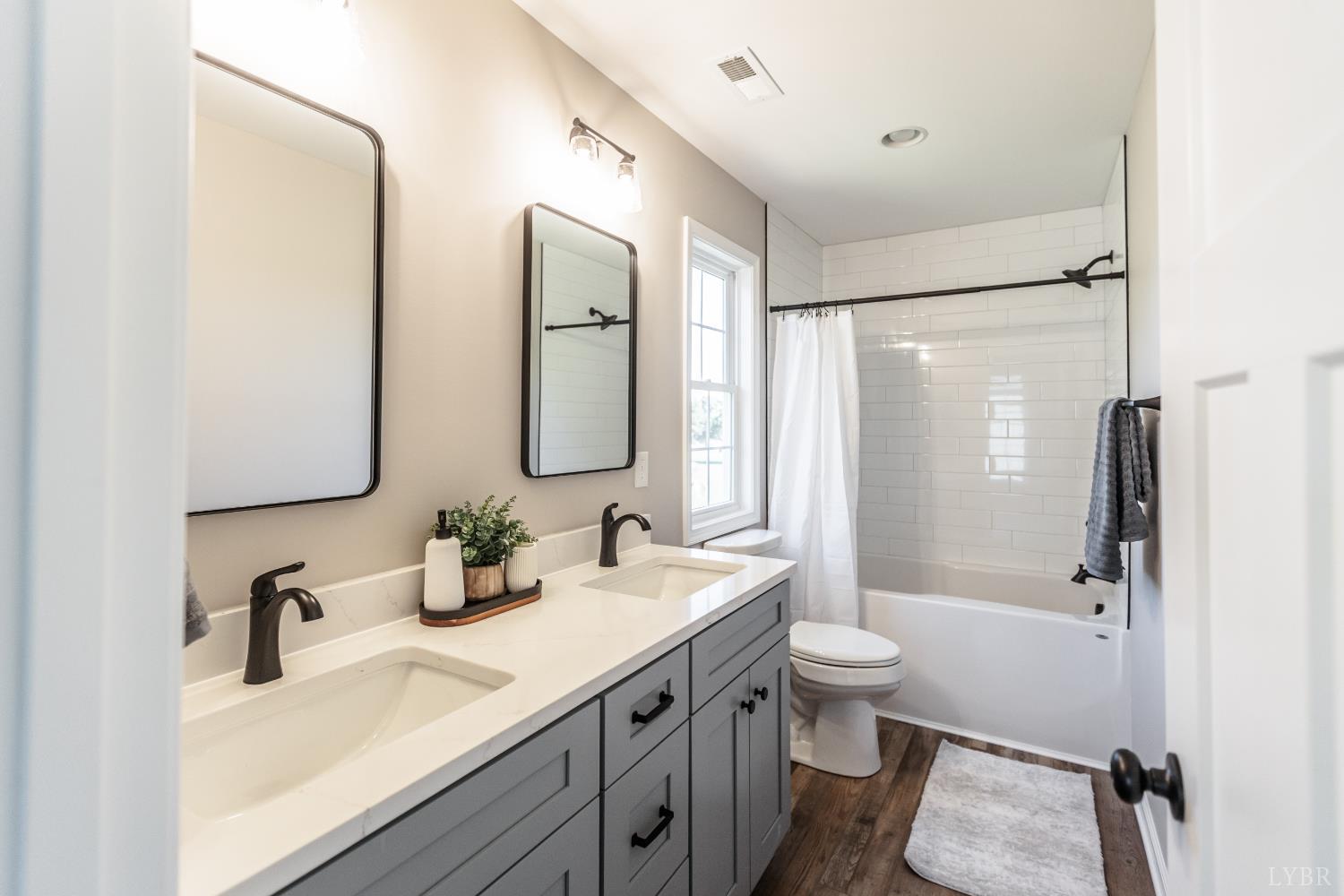 Appomattox, Virginia 24522, United States, 3 Bedrooms Bedrooms, ,3 BathroomsBathrooms,Residential,Active,244037