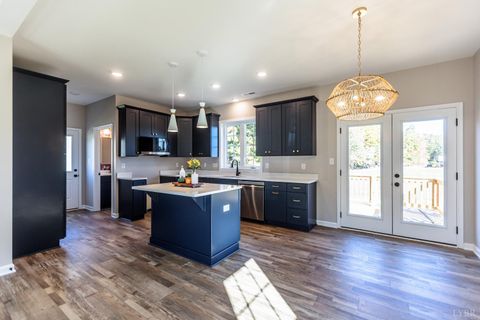 Tiny photo for 413 North Avenue, Appomattox, VA 24522 (MLS # 363111)