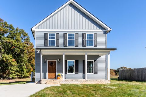 Photo of 413 North Avenue, Appomattox, VA 24522 (MLS # 363111)