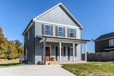 Tiny photo for 413 North Avenue, Appomattox, VA 24522 (MLS # 363111)