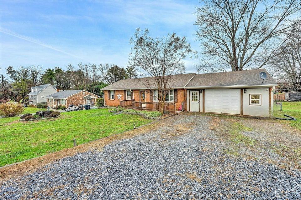 1123 Roundtree Drive, Bedford, Virginia image 2