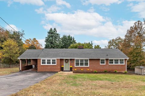 Photo of 7133 Suncrest Drive, Lynchburg, VA 24502 (MLS # 362850)