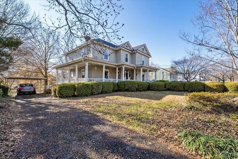 Tiny photo for 601 Henry Street St, Gretna, VA 24557 (MLS # 365143)