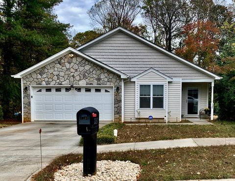 Photo of 1287 Emerald Crest Dr Dr, Bedford, VA 24523 (MLS # 362403)