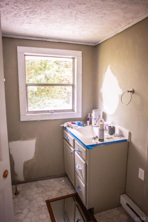 Tiny photo for 272 Eagle Road, Amherst, VA 24521 (MLS # 362207)