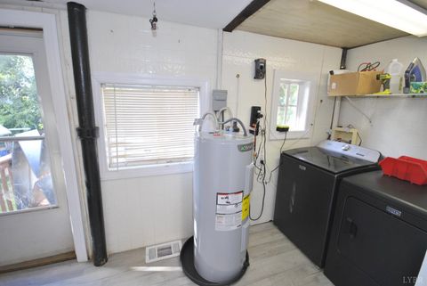 Tiny photo for 612 Newberne Street, Lynchburg, VA 24501 (MLS # 362512)