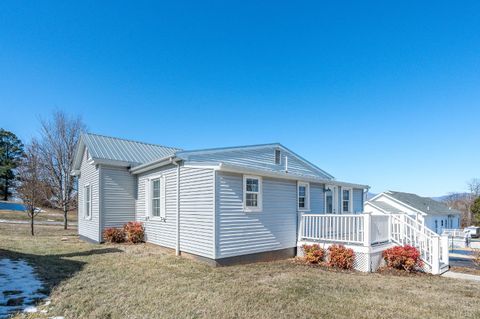 Tiny photo for 607 Vine St St, Bedford, VA 24523 (MLS # 364494)