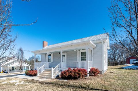 Tiny photo for 607 Vine St St, Bedford, VA 24523 (MLS # 364494)