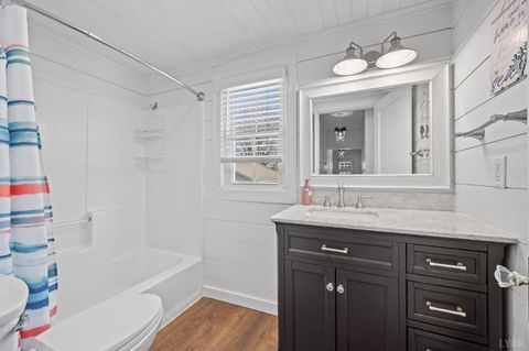 Tiny photo for 607 Vine St St, Bedford, VA 24523 (MLS # 364494)