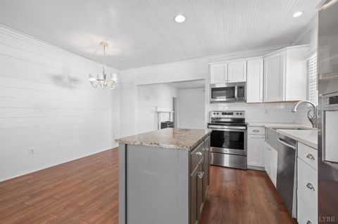 Tiny photo for 607 Vine St St, Bedford, VA 24523 (MLS # 364494)