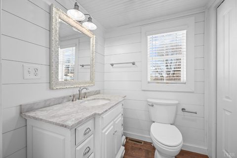 Tiny photo for 607 Vine St St, Bedford, VA 24523 (MLS # 364494)