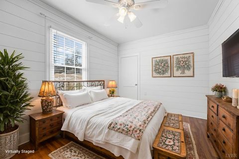 Tiny photo for 607 Vine St St, Bedford, VA 24523 (MLS # 364494)