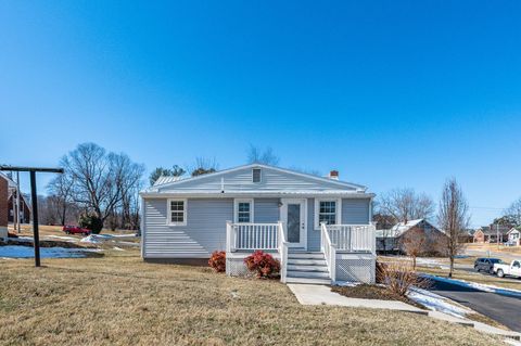 Tiny photo for 607 Vine St St, Bedford, VA 24523 (MLS # 364494)