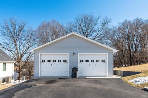 Tiny photo for 607 Vine St St, Bedford, VA 24523 (MLS # 364494)