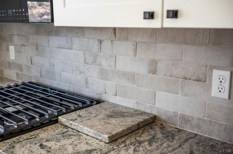 Tiny photo for 520 Raflo Place Avenue, Bedford, VA 24523 (MLS # 363823)