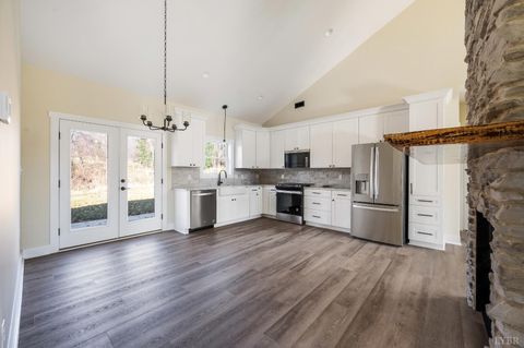 Tiny photo for 520 Raflo Place Avenue, Bedford, VA 24523 (MLS # 363823)