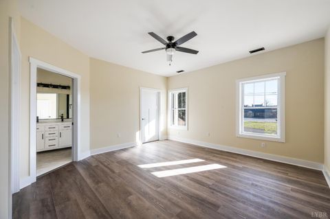 Tiny photo for 520 Raflo Place Avenue, Bedford, VA 24523 (MLS # 363823)
