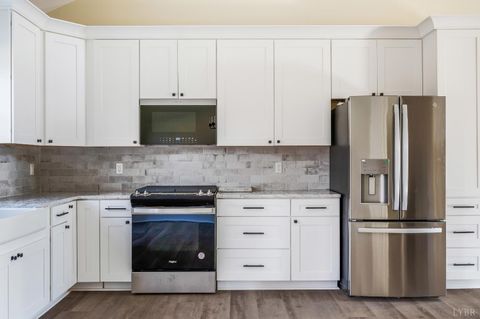 Tiny photo for 520 Raflo Place Avenue, Bedford, VA 24523 (MLS # 363823)