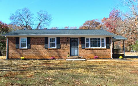 Photo of 305 Eldon Road, Appomattox, VA 24522 (MLS # 363102)