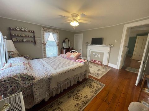 Tiny photo for 721 Grove Street, Bedford, VA 24523 (MLS # 362206)