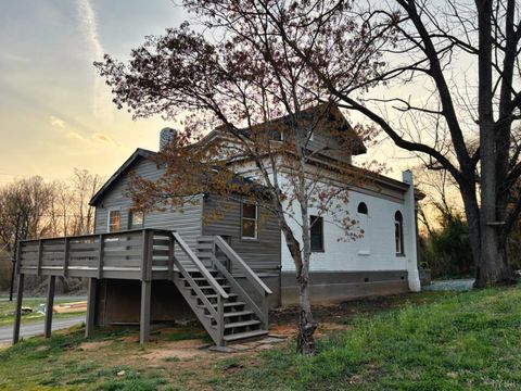 Tiny photo for 122 Brooks Street, Monroe, VA 24574 (MLS # 365374)