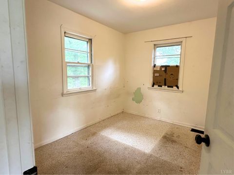 Tiny photo for 912 Mercury Street St, Lynchburg, VA 24502 (MLS # 366690)