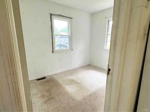 Tiny photo for 912 Mercury Street St, Lynchburg, VA 24502 (MLS # 366690)