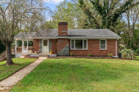 Photo of 1034 Oakmont Circle Cir, Lynchburg, VA 24502 (MLS # 362418)